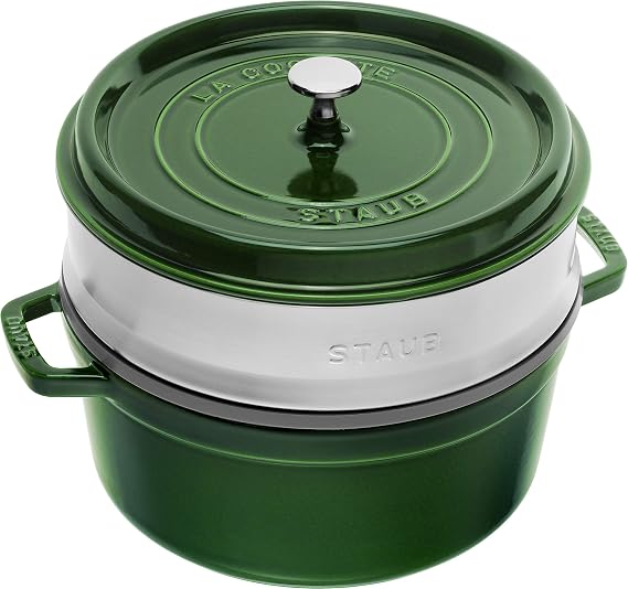 STAUB Cocotte Gusseisen Bräter mit Dampfeinsatz aus Edelstahl 26 cm 525 L Rund Alle Herdarten inkl Induktion Made in France Basilikum-Grün